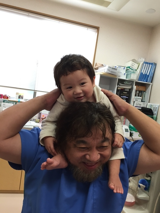 先生と仲直りした子どもの写真