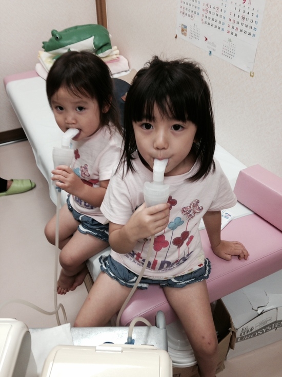 吸入する子供の写真